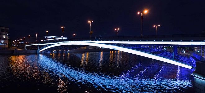 Большой Устьинский мост подсвечен художественной подсветкой