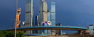 Украшение художественным освещением эстакады у Делового комплекса «Москва-Сити»
