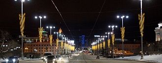 Улицы Екатеринбурга украшены праздничной подсветкой с использованием уникальных технологий