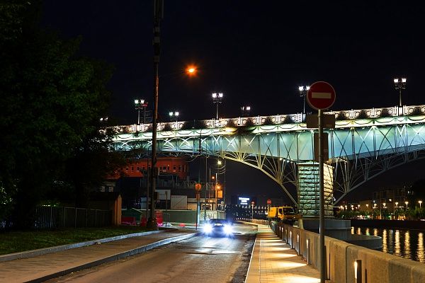 Интеграция декоративной подсветки на пешеходном Патриаршем мосту