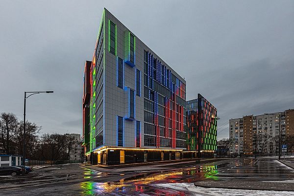 Цвето-динамический медиафасад здания ФНС в Москве