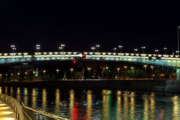 Интеграция декоративной подсветки на пешеходном Патриаршем мосту