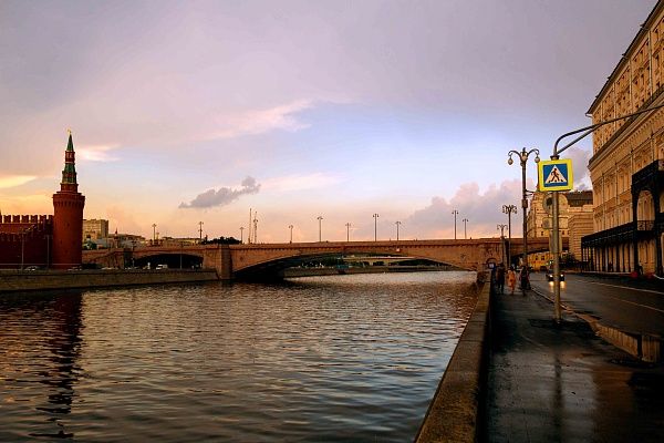 Красивое освещение вечером на Большом Москворецком мосту
