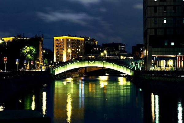Освещение художественной подсветкой пешеходного Шлюзового моста