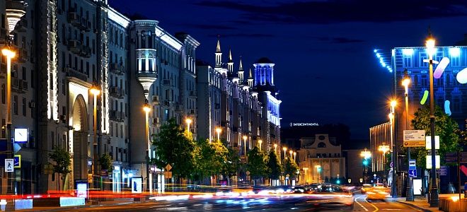 Украшение фасадов зданий Тверской улицы архитектурно-художественным освещением с динамическими цветовыми сценариями