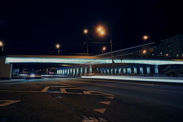 Матросский мост эффектно выделен художественной подсветкой