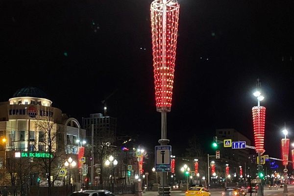 Улицы Екатеринбурга украшены праздничной подсветкой с использованием уникальных технологий