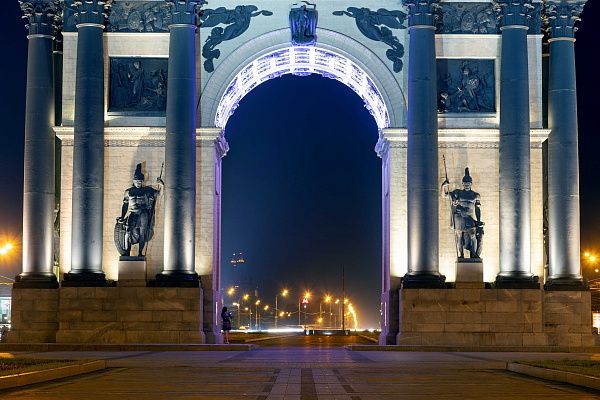 Украшение Триумфальной Арки в Москве архитектурно-художественной подсветкой