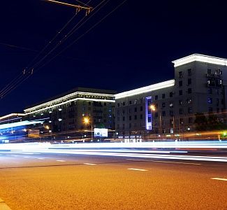 Украшение зданий Кутузовского проспекта фасадным освещением
