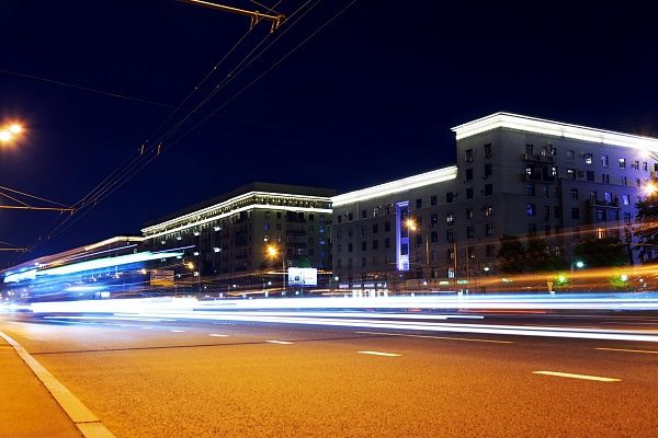 Украшение зданий Кутузовского проспекта фасадным освещением