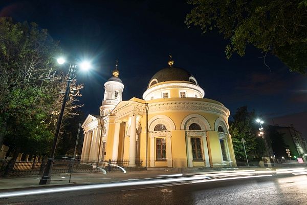 Храм Троицы Живоначальной в Вишняках украшен фасадным освещением с использованием технологий системы КУЛОН